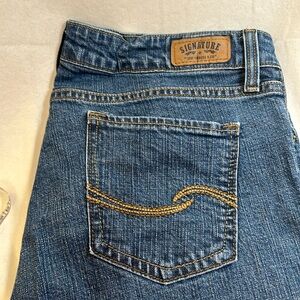 Levi signature mid rise straight cut jeans. Women’s. Medium blue. Sz 14